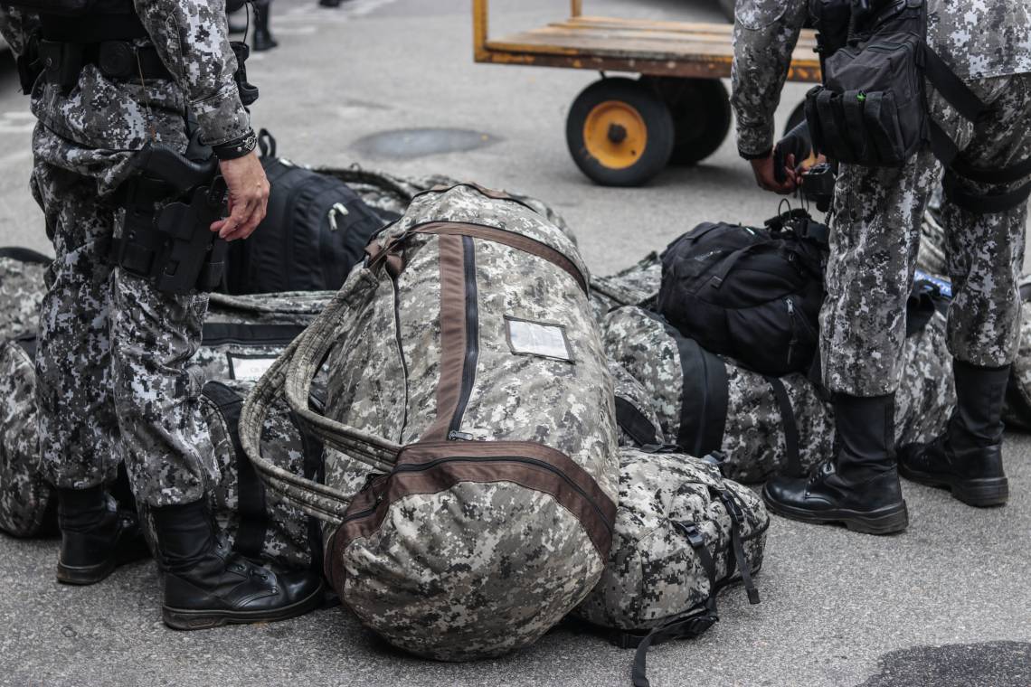 AGENTES da Força Nacional de Segurança Pública chegaram ontem a Fortaleza (Foto: Thais Mesquita)
