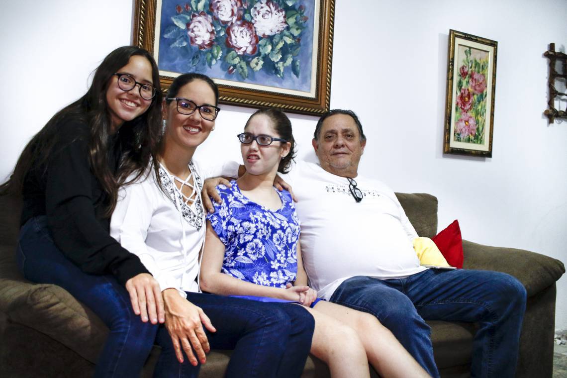 Alice, filha de Fabiana, é portadora de uma síndrome rara e fala para O Povo em razão do Dia das Doenças Raras.  (Foto: BÁRBARA MOIRA/ O POVO)