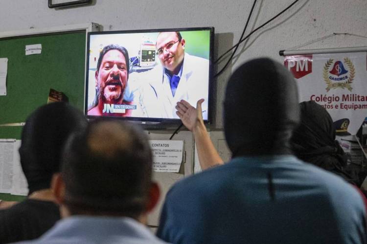Durante paralisação, policiais assistiram vídeo gravado por Cid Gomes ao se recuperar dos tiros no hospital(Foto: 21 09:30:21)