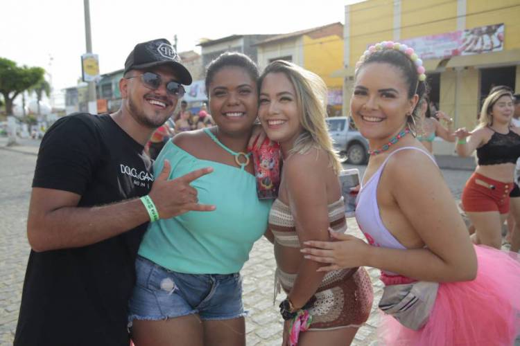 Foliões curtem a festa nas ruas de Aracati