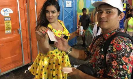 Ambulante diz que fatura mil reais por dia com venda de papel higiênico no Carnaval 2020 no Recife e em Olinda 