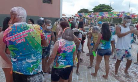 Mesmo com carnaval oficial cancelado, foliões lotam praça principal de Paracuru 