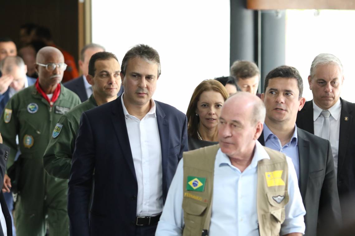 ￼Então ministro da Defesa, Fernando Azevedo e Silva, em primeiro plano, e atrás dele o governador Camilo Santana e o então ministro Sergio Moro, durante motim de policiais, em fevereiro de 2020 (Foto: FÁBIO LIMA/O POVO)