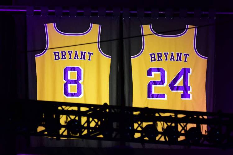 As camisas do Lakers de Kobe Bryant são exibidas durante o memorial