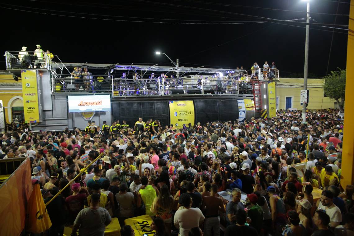 Em 2020, o carnaval de Aracati levou trios elétricos e multidões às ruas, o que não pôde ser realizado neste ano (Foto: JÚLIO CAESAR/O POVO)