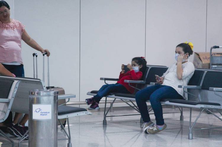 FORTALEZA - CE, BRASIL, 26-02-2020: Movimentação de passageiros e funcionários no aeroporto internacional de Fortaleza usando máscaras por prevenção ao coronavírus. Passageiros vôo internacional.  (Foto: Beatriz Boblitz / O Povo).