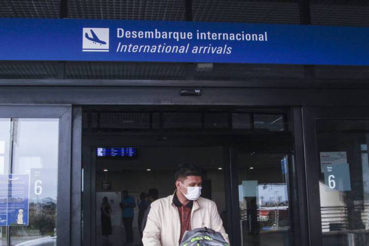 FORTALEZA - CE, BRASIL, 26-02-2020: Movimentação de passageiros e funcionários no aeroporto internacional de Fortaleza usando máscaras por prevenção ao coronavírus. Passageiros vôo internacional.  (Foto: Beatriz Boblitz / O Povo).