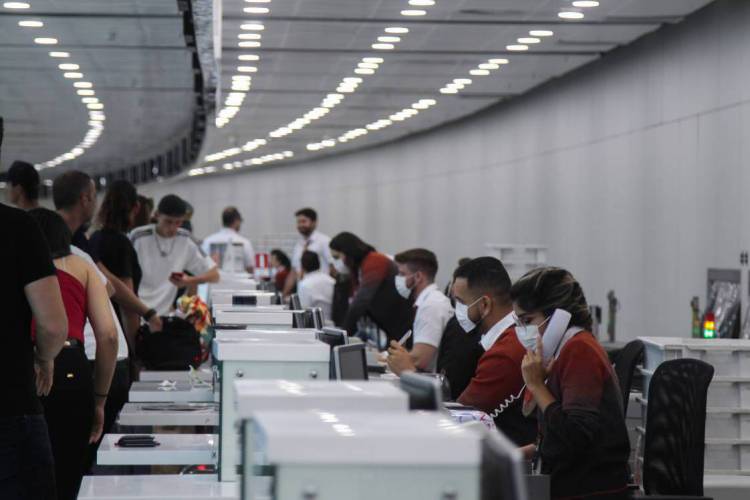 Aumenta uso de máscaras entre passageiros e funcionários no Aeroporto Internacional de Fortaleza por prevenção ao coronavírus