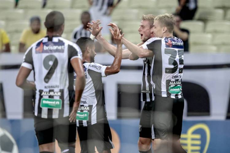 Jogadores do Cear&aacute; comemoram gol contra o Botafogo-PB (Foto: Aurelio Alves/O POVO)..