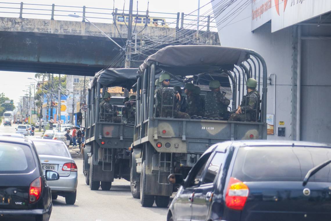 ￼SOLDADOS do Exército fazem o patrulhamento de segurança na Capital desde a última sexta-feira (Foto: Thais Mesquita)