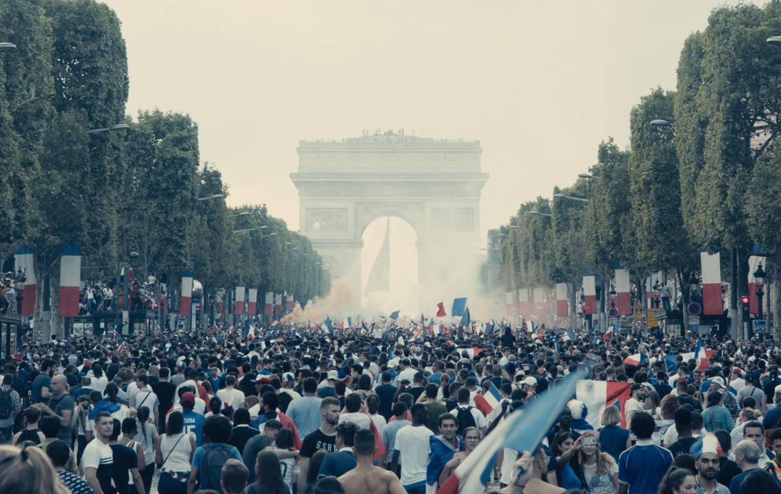 Os Miseráveis envolve o público em registro histórico de pobreza do subúrbio de Paris  (Foto: Divulgação)