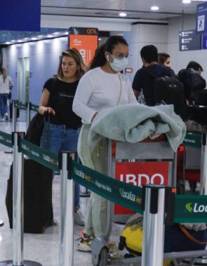  Movimenta&ccedil;&atilde;o de voos internacionais e dom&eacute;sticos ap&oacute;s confirma&ccedil;&atilde;o de caso de coronav&iacute;rus no Brasil. Em destaque, pessoas com malas e m&aacute;scaras no Aeroporto Internacional de Fortaleza. Aeroporto, Fortaleza.