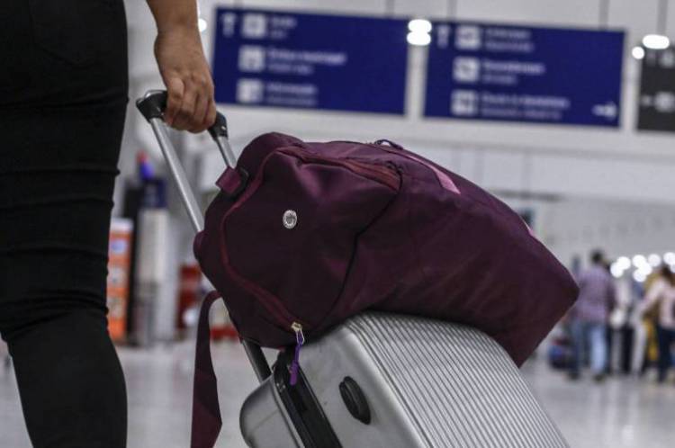 Movimentação de voos internacionais e domésticos após confirmação de caso de coronavírus no Brasil. Em destaque, pessoas com malas e máscaras no Aeroporto Internacional de Fortaleza