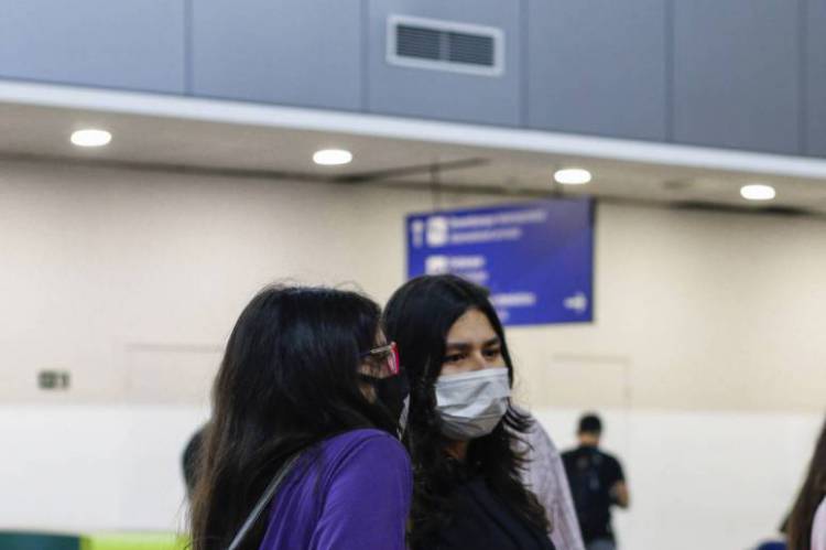 Pessoas com malas e m&aacute;scaras no Aeroporto Internacional de Fortaleza.