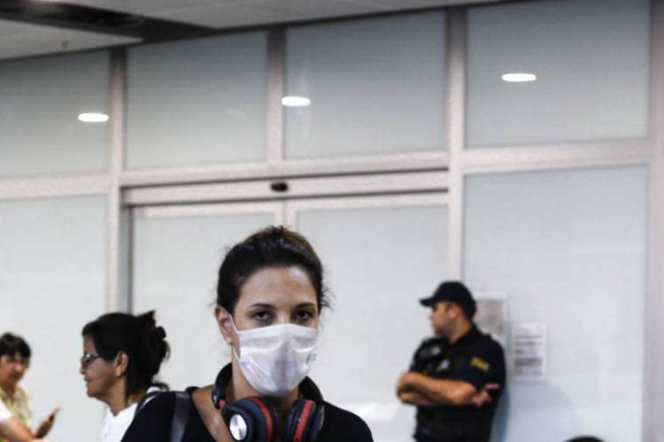 Pessoas com malas e m&aacute;scaras no Aeroporto Internacional de Fortaleza. Aeroporto, Fortaleza