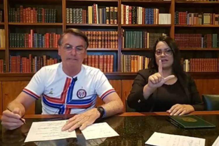 Bolsonaro fez live vestindo a camisa do Fortaleza