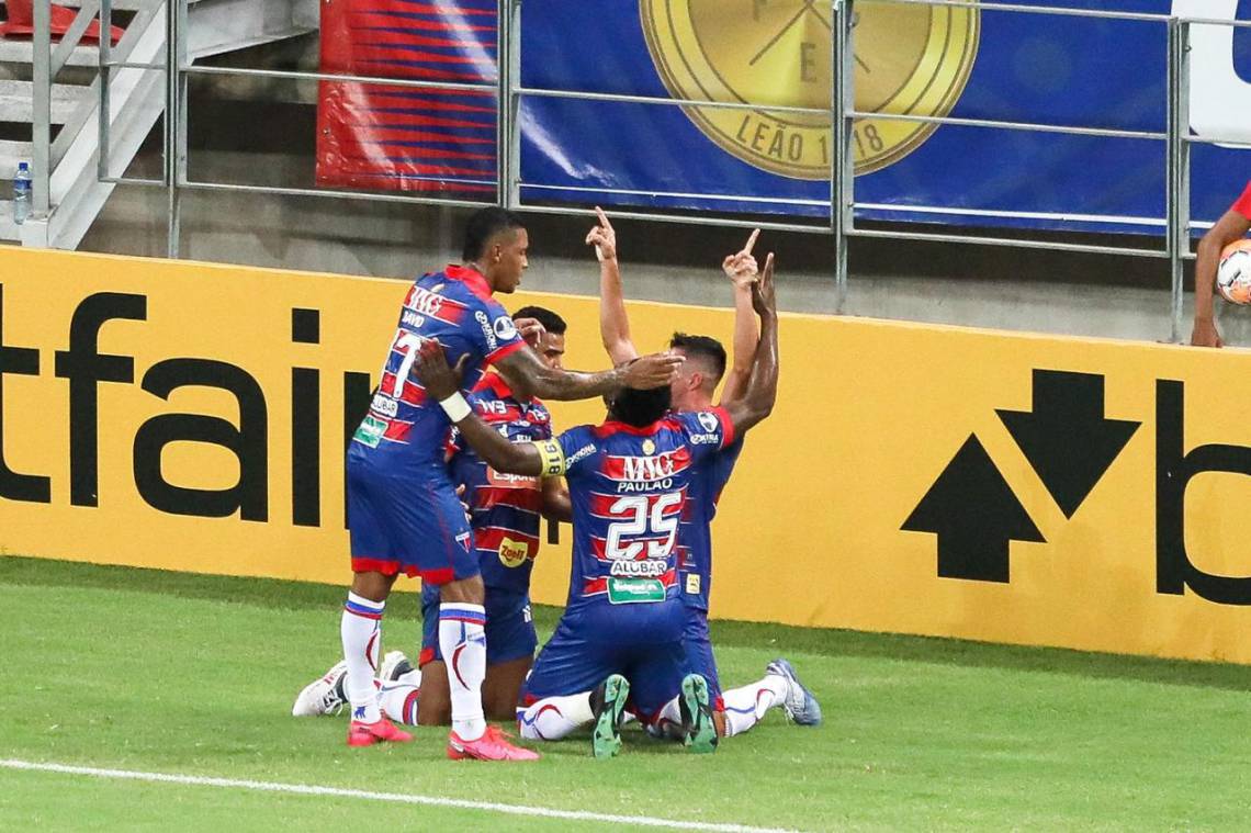 Jogadores do Fortaleza comemoram o gol marcado sobre o Independiente (Foto: JL Rosa/O POVO)