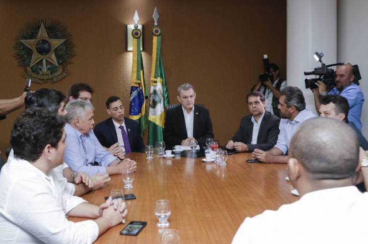 ￼DEPUTADOS se reuniram ontem na AL-CE para definir tramitação da PEC enviada pelo Governo do Estado