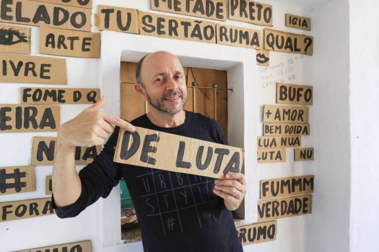 O ator, comediante e dramaturgo Carri Costa, propriet&aacute;rio do Teatro da Praia, fala sobre como o bom humor moleque, genuinamente cearense, n&atilde;o est&aacute; desconectado da realidade