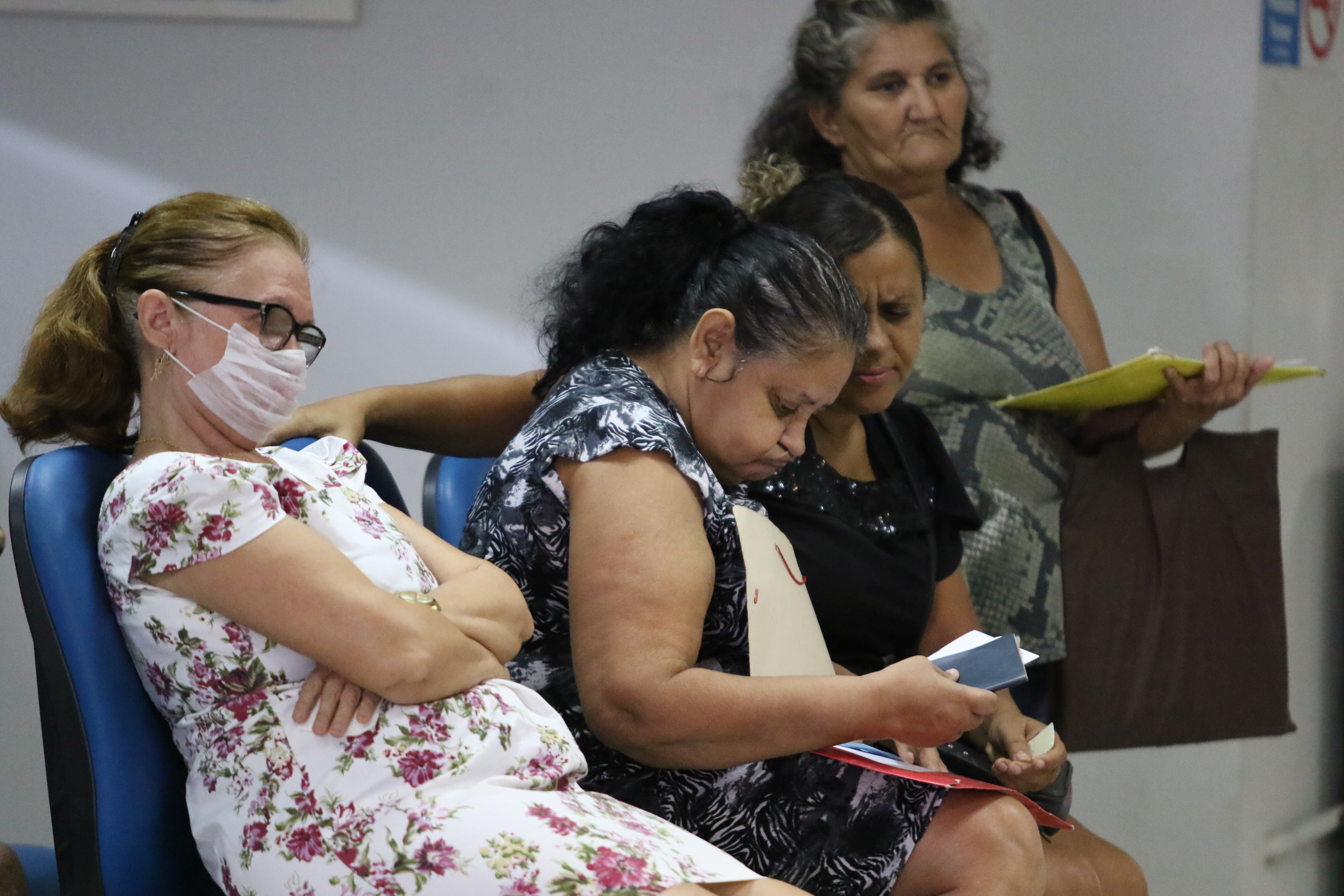 Pessoas aguardam atendimento no INSS