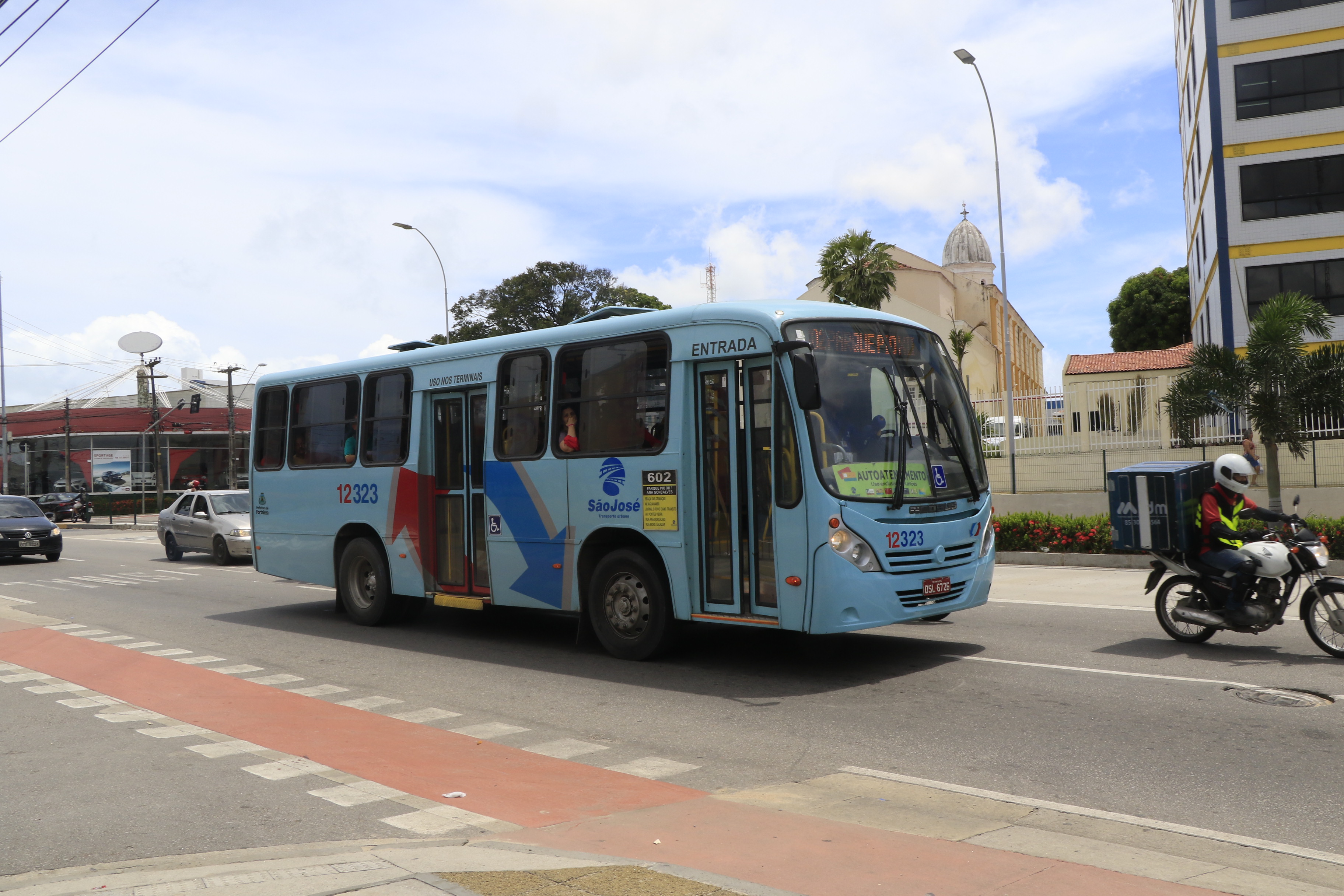 Ônibus na avenida Aguanambi, em Fortaleza: hoje, o diesel no Brasil tem 13% de biodiesel adicionado. É bem mais do que fazem outros países. No Japão, 5% . Na Comunidade Europeia, a taxa é de 7%. No Canadá, de 2% a 4% na mistura (Foto: MAURI MELO/O POVO)