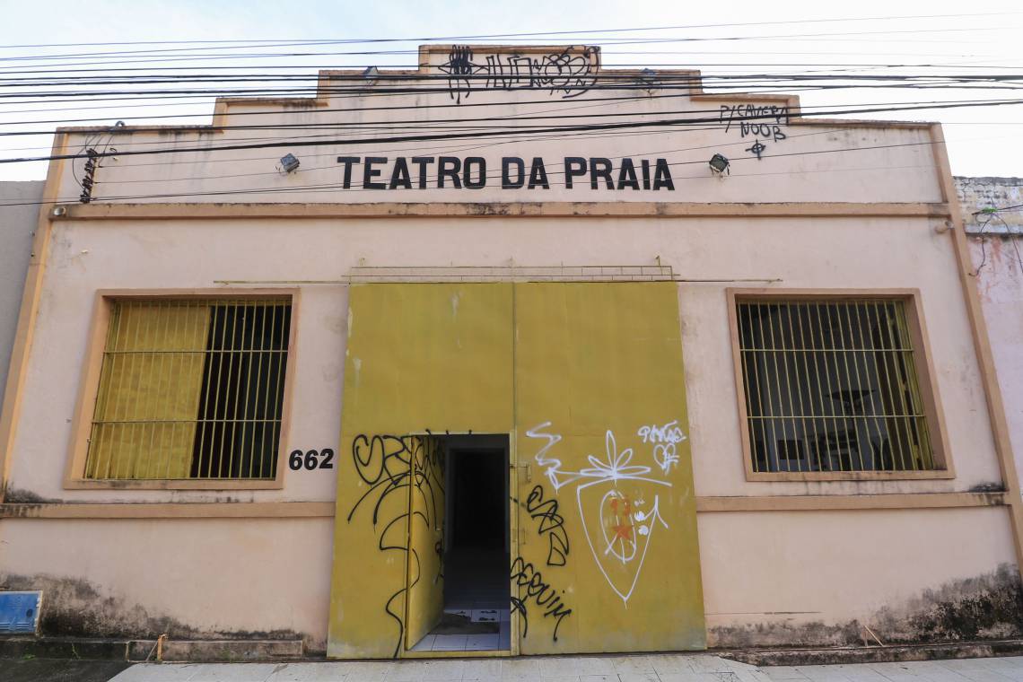 Teatro da Praia recebe espet&aacute;culos de s&aacute;tira, musicais e com&eacute;dia. Em 2020, sofreu risco de despejo