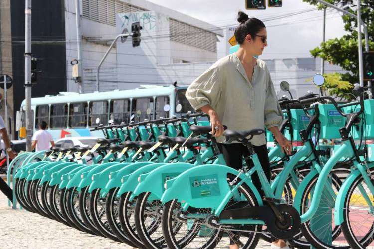 FORTALEZA, CE, BRASIL, 03.03.2020: Roberto Claudio, prefeito de Fortaleza, inaugura estação do bicicletar no mercado São Sebastião.  (Fotos: Fabio Lima/O POVO)