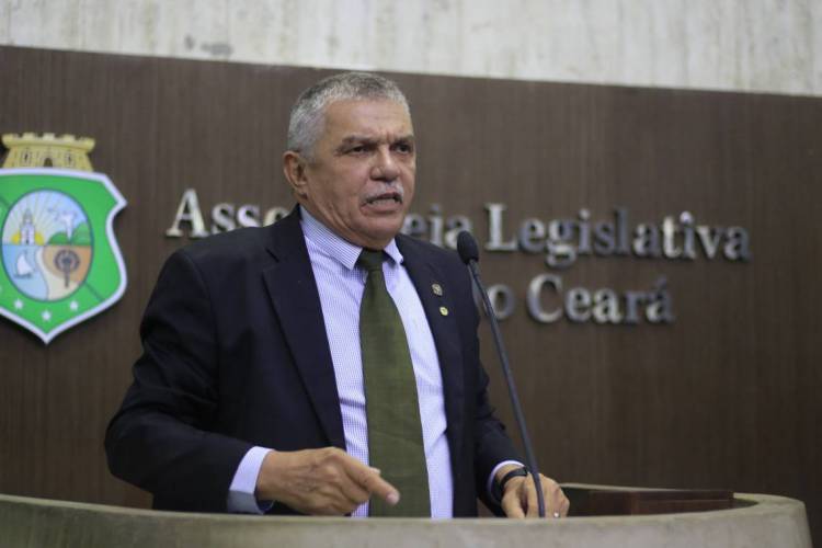 Delegado Deputado Cavalcante:  "Vai gerar um bocado de a&ccedil;&atilde;o na Justi&ccedil;a. Pai, professor, dono de col&eacute;gio, porque est&aacute; gerando uma confus&atilde;o na sociedade"