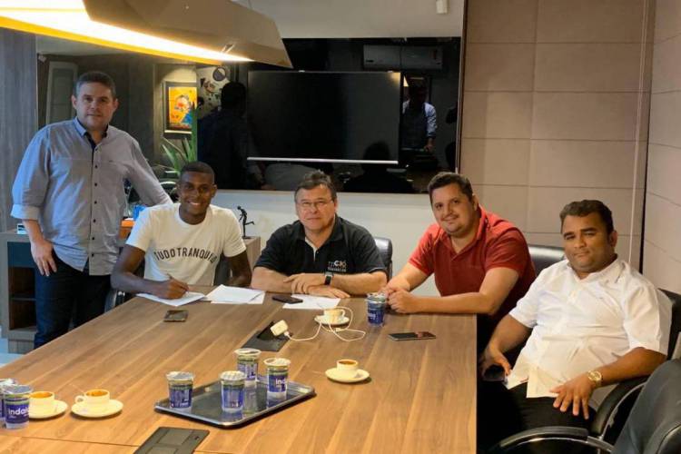 Robinson de Castro (centro) ao lado de Cléber, do dirigente alvinegro Eduardo Arruda e dos representantes do atacante. 