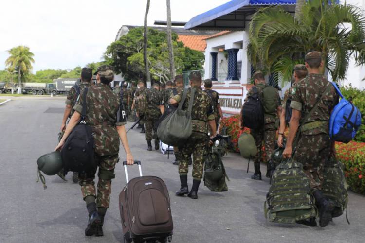 Conforme a Lei, o oficial, praça, licenciado ou ex-oficial por término de prorrogação de tempo de serviço deve receber o pagamento trinta dias após o fim do vínculo