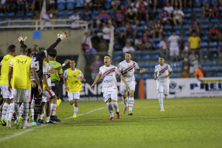 Jogadores do Ferroviário celebram o gol contra, logo no primeiro minuto de jogo. 