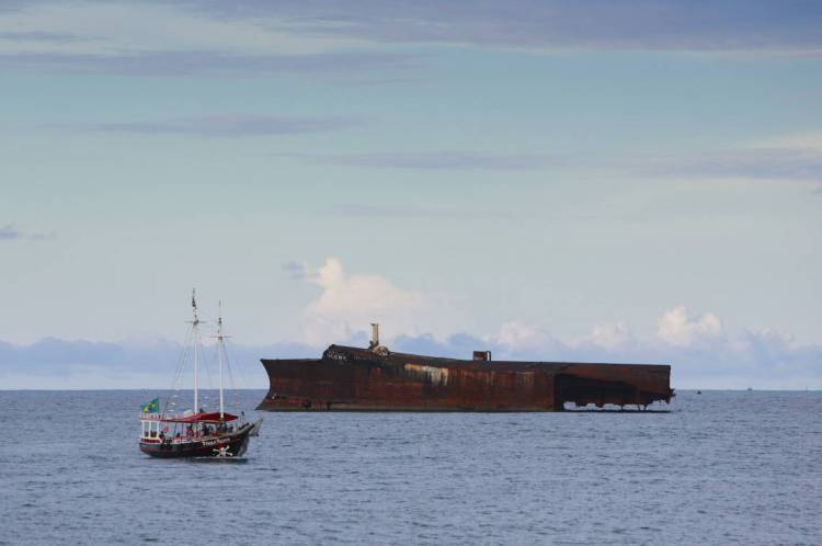 Fortaleza, Ceará, Brasil 05.03.2020 - Mara Hope, navio petroleiro que naufragou na costa da cidade de Fortaleza, no dia 6 de março de 1985, , sendo atualmente uma atração turística da cidade (Fco Fontenele/ OPOVO)