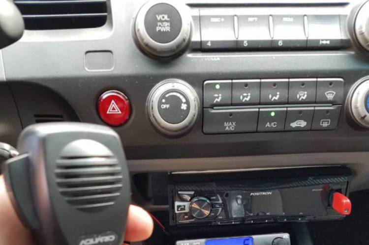 Homem foi flagrado em um Honda Civic usando um aparelho de radiofrequência sem autorização da Anatel. Foto: Assessoria de Comunicação/PRF