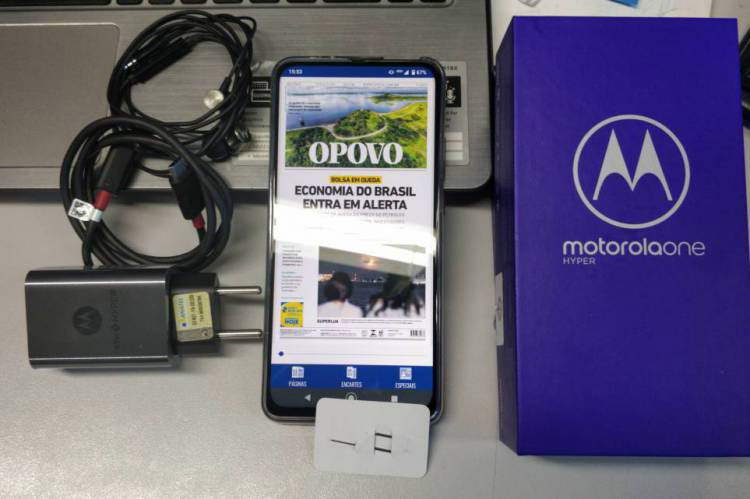 Tudo de importante que vem na caixa: celular com capa de proteção, fones de ouvido, carregador e ferramenta para remover o chip Tudo de importante que vem na caixa: celular com capa de proteção, fones de ouvido, carregador e ferramenta para remover o chip