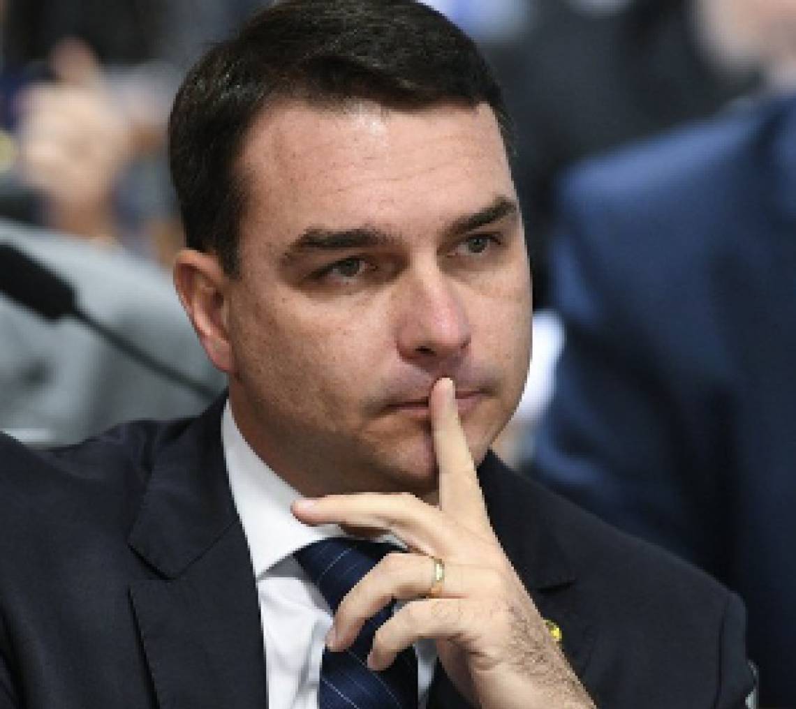 Flávio Bolsonaro presta depoimento sobre investigação de esquema de desvio de dinheiro da Alerj, quando era deputado.  (Foto: ARQUIVO)