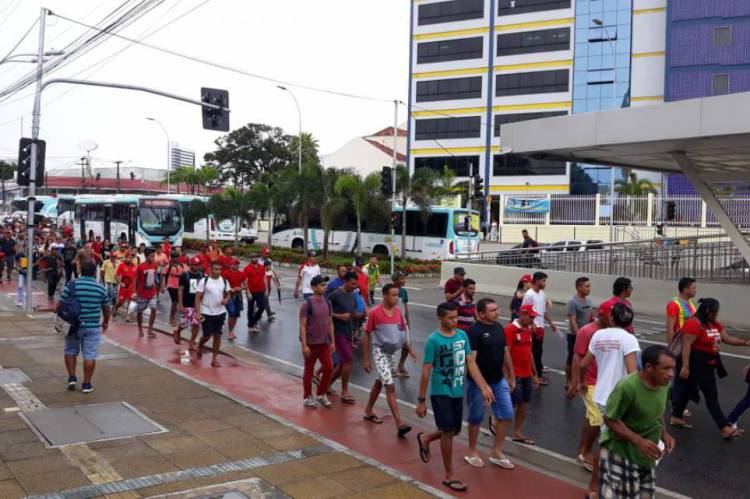 A caminhada de protesto passou pela avenida Aguanambi. 