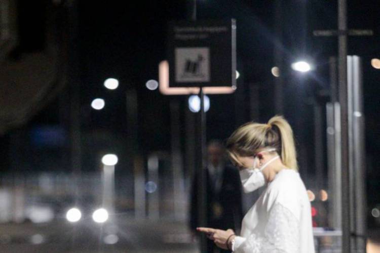 FORTALEZA, CE, Brasil. 12.03.2020: Movimenta&ccedil;&atilde;o de pessoas no Aeroporto Internacional de Fortaleza se prevenindo do COVID-19 (Coronav&iacute;rus). Pessoas com m&aacute;scaras embarcando e desembarcando de v&ocirc;os internacionais