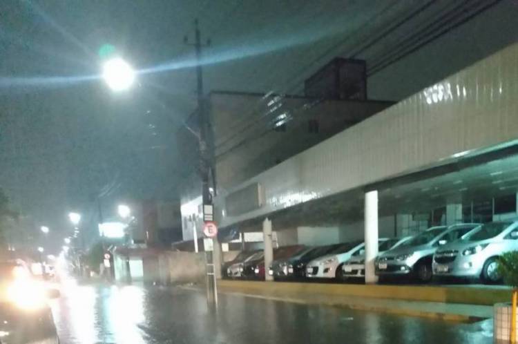 Rua Barão do Rio Branco, no Centro, ficou alagada nesse sábado, 14