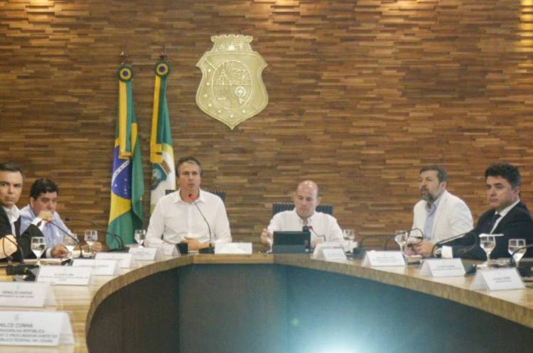 Comitê está realizado para decidir sobre adoção de medidas contra o novo coronavírus no Ceará