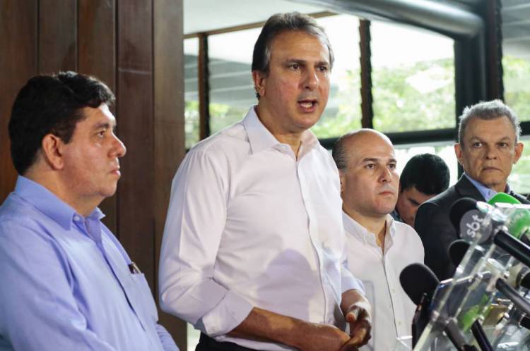 FORTALEZA, CE, Brasil. 16.03.2020: Coletiva sobre o coronavirus no Palácio da Abolição com o governador Camilo Santana, Roberto Cláudio, Dr. Cabeto e José Sarto. (Foto: Deísa Garcêz/ Especial para O POVO)