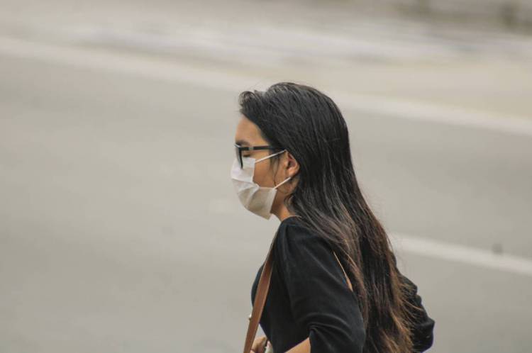 FORTALEZA, CE, BRASIL, 16.03.2020: Pedestres se protegem com máscaras na ruas da capital cearence  (Fotos: Sandro Valentim/O POVO)