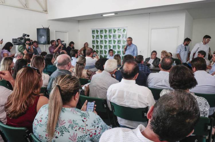 FORTALEZA, CE, BRASIL, 17.02.2020: Prefeitos do Ceará se reunem para ouvir orientações sobre o novo Coronavírus na sede do APRECE, no bairro Aldeota. (foto: Thais Mesquita/O POVO)