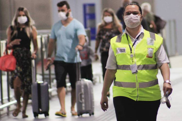 FORTALEZA, CE, BRASIL 17-03-2020: Movimentação de passageiros em meio a Pandemia do novo corona vírus no Aeroporto Intenacional Pinto Martins (Foto: Sandro Valentim/O POVO) Ca 05.06.2020