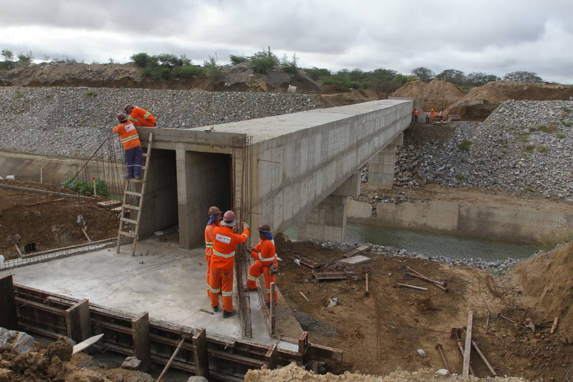 Canal da Transposição do Rio São Francisco que passa por Monteiro, município da Paraíba, foi inaugurado e a água já abastece a cidade. Mesmo inaugurada, a obra precisa de últimos detalhes. 