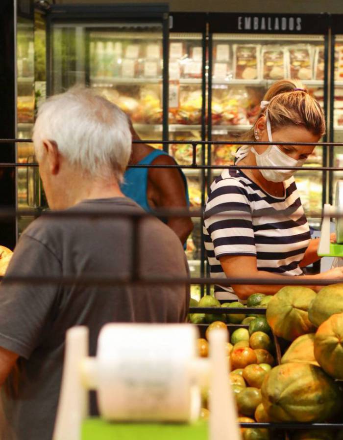 Com pagamento de R$ 200 em dois meses, governo quer estimular consumo nos supermercados de bairros e cidades do interior (Foto: DEÍSA GARCÊZ/Especial para O POVO)