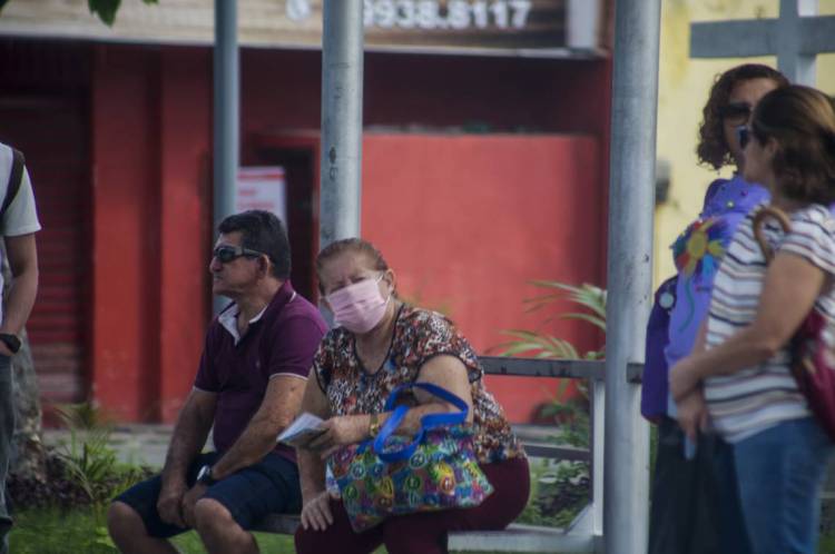 Pessoas na rua usam mascaras para se proteger do novo Coronavírus em Fortaleza