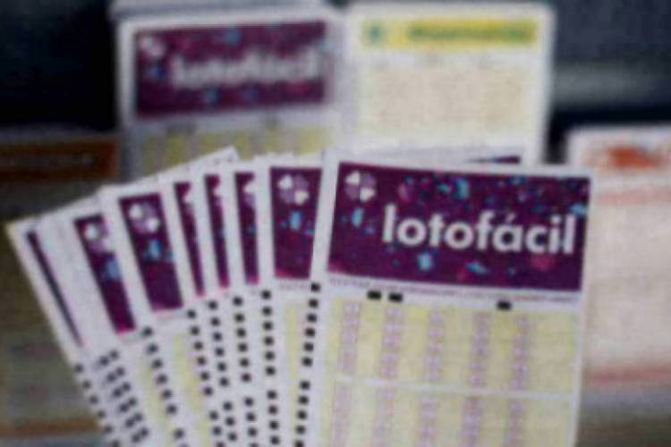 O sorteio da Lotofácil Concurso 1942 foi divulgado na noite desta quarta-feira, 18 de março (18/03). O prêmio estava estimado em R$ 2,5 milhões
