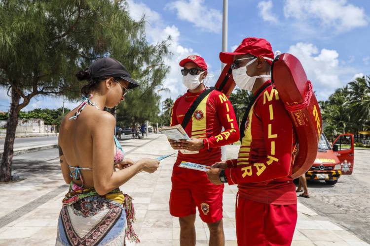 A&ccedil;&atilde;o dos Bombeiros na Praia do Futuro, abordando transeuntes no cal&ccedil;ad&atilde;o e na areia para alertar sobre a necessidade de ficar em casa no per&iacute;odo de quarentena por conta da Covid-19. 