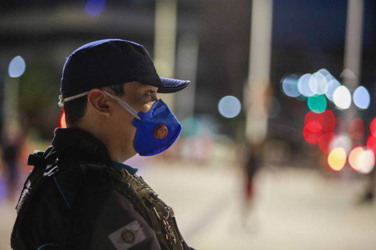 Fortaleza, Ceará Brasil 20.03.2020 Movimentação de pessoas na cidade de Fortaleza no primeiro de Decreto do governador Camilo Santana para combater o contágio por coronavírus. Na foto policial militar com máscara de proteção (Fco Fontenele/O POVO)