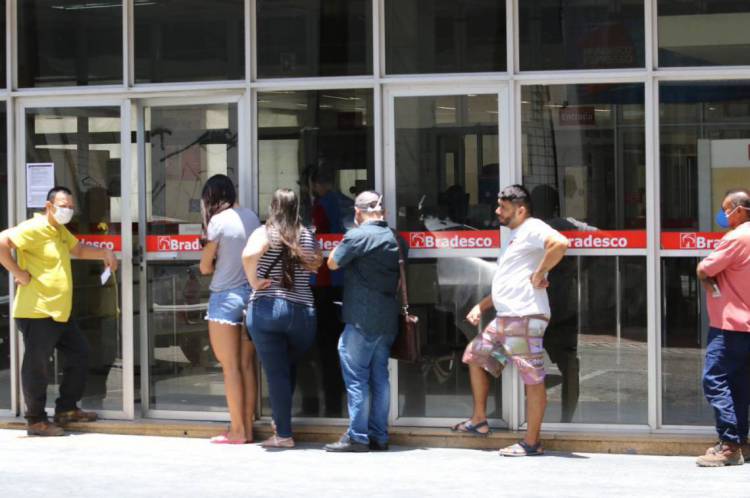 Fortaleza em 24 de março de 2020, movimentaçao em entrada de banco em tempos de quarentena devido ao coronavirus. (Foto Fábio Lima)